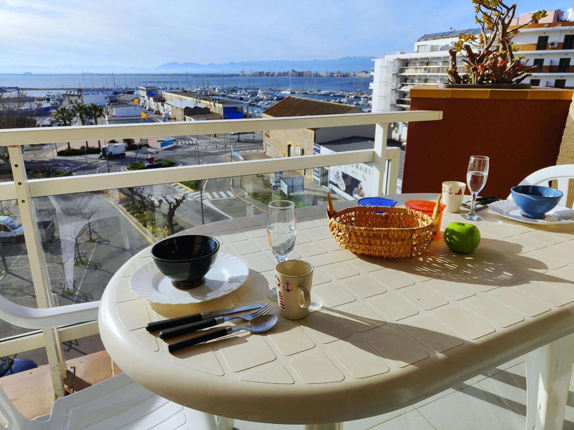 2166 Rocmar 1 4-C, Excelente Situacion Frente Al Puerto Pesquero Y Con Vista A La Bahia. Gran Terraza. Gran Parking Publico Delante. - Es-258-30 Apartment Roses Exterior photo